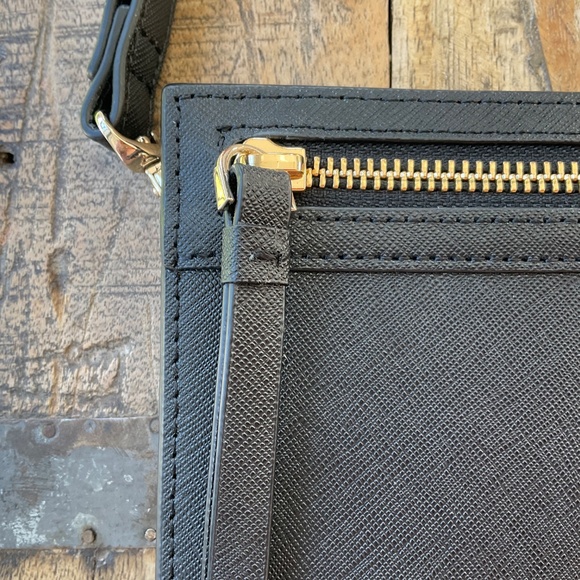 DKNY Blake leather wristlet,new. - Picture 3 of 7